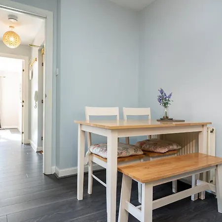One Bedroom Ground Floor Flat Apartment *