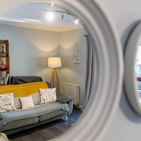 One Bedroom Ground Floor Flat Apartment *