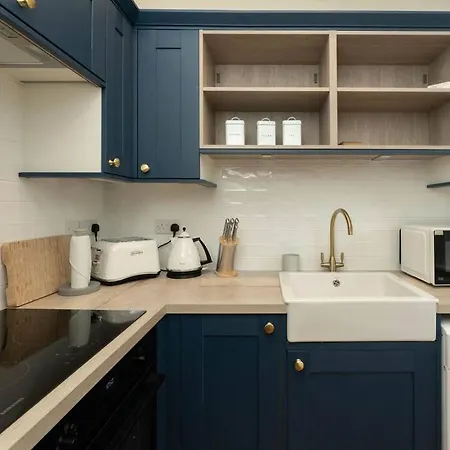 Beautifully Renovated 2 Bedroom *