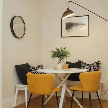 Apartment Beautifully Renovated 2 Bedroom *