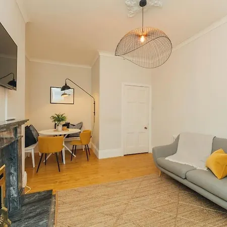 Beautifully Renovated 2 Bedroom *