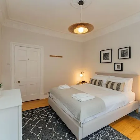 Beautifully Renovated 2 Bedroom Apartment