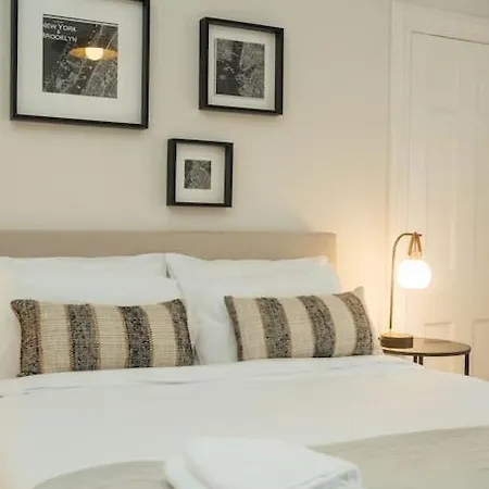 Beautifully Renovated 2 Bedroom Apartment *