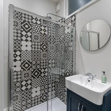 Apartment Beautifully Renovated 2 Bedroom Stirling
