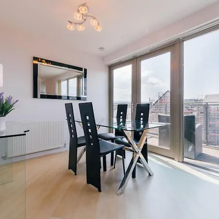 Modern 2 Bedroom Penthouse With Free Parking *