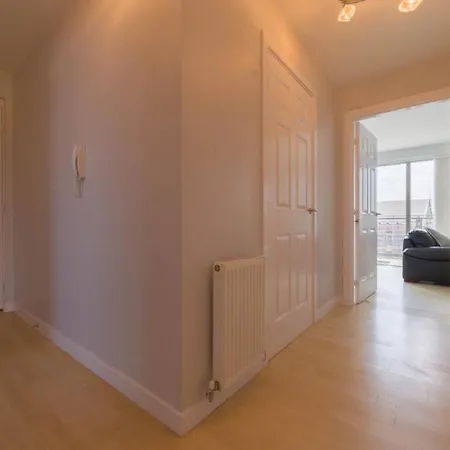 Modern 2 Bedroom Penthouse With Free Parking Holiday home