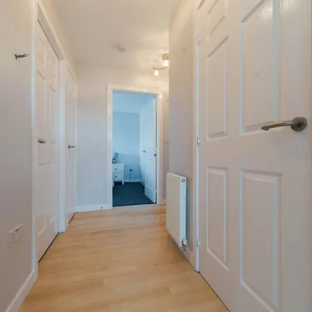 Modern 2 Bedroom Penthouse With Free Parking *