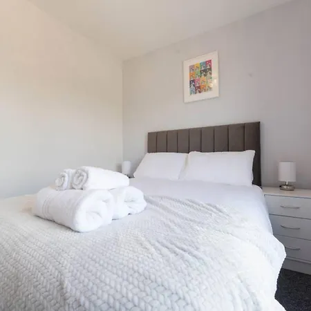 Modern 2 Bedroom Penthouse With Free Parking Holiday home Stirling