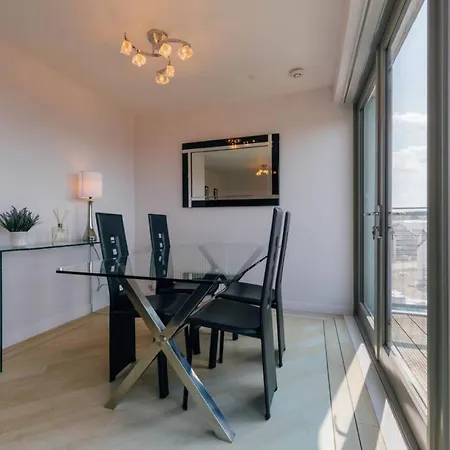 Modern 2 Bedroom Penthouse With Free Parking * Stirling
