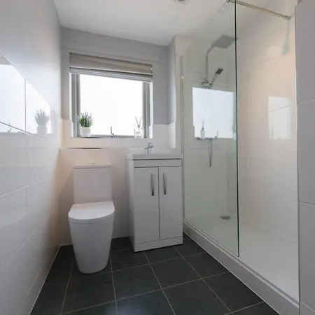 Modern 2 Bedroom Penthouse With Free Parking