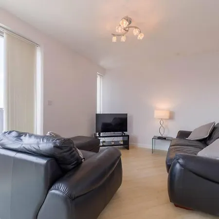 Holiday home Modern 2 Bedroom Penthouse With Free Parking *