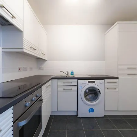 Modern 2 Bedroom Penthouse With Free Parking Holiday home *