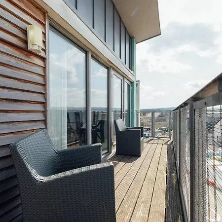 Modern 2 Bedroom Penthouse With Free Parking *