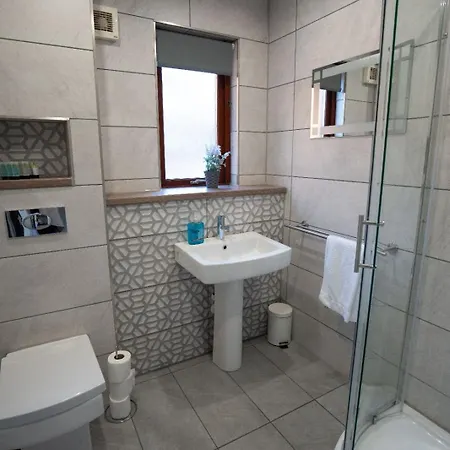 One Bedroom Ground Floor Flat Apartment *