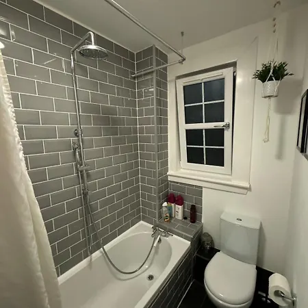 Haven: Charming 3b In Centre Apartment