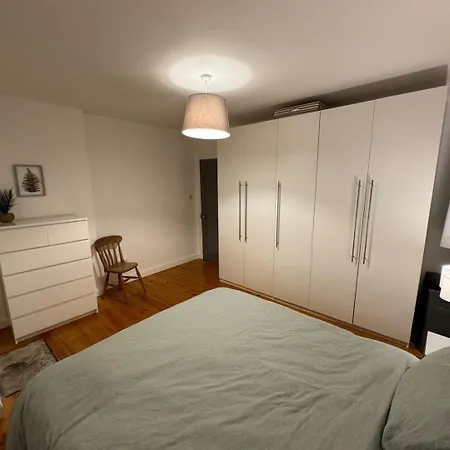 Apartment Haven: Charming 3b In Centre