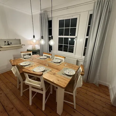 Apartment Haven: Charming 3b In Centre