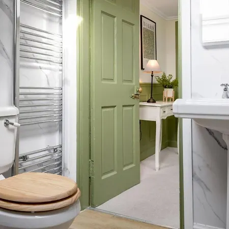 Historic Trackside Retreat, Charming Getaway Holiday home *