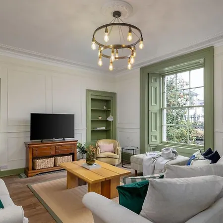 Historic Trackside Retreat, Charming Getaway Holiday home