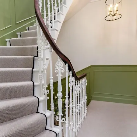 Historic Trackside Retreat, Charming Getaway Stirling