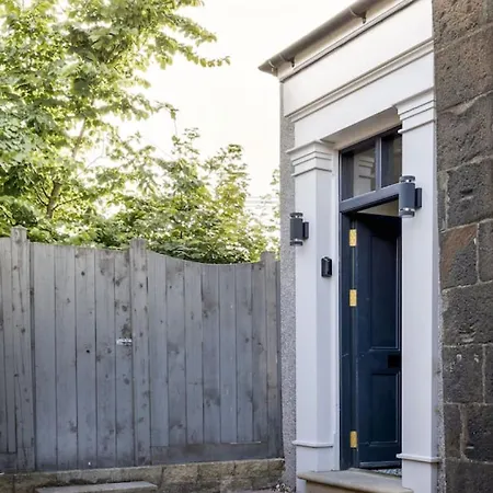Historic Trackside Retreat, Charming Getaway Holiday home Stirling