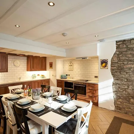 Holiday home Thornhill Lodge, Historic 4 Bed, 4 Ensuite *