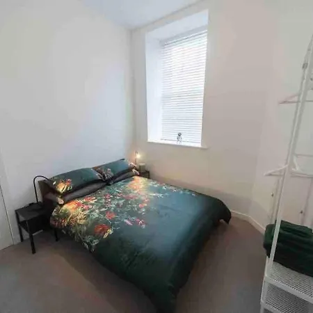 Broad Street Apartment *