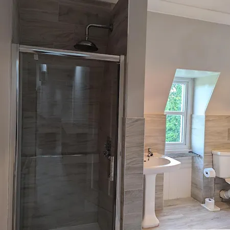 Spacious 4 Bedroom Flat In Apartment *