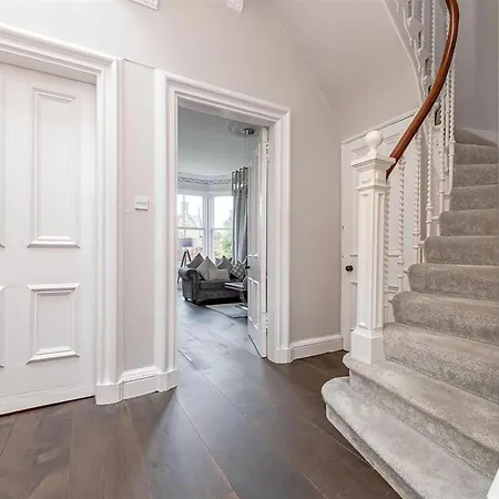 Apartment Spacious 4 Bedroom Flat In *