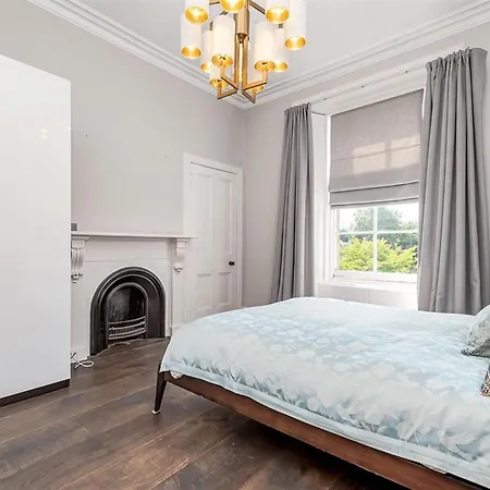 Spacious 4 Bedroom Flat In * Stirling