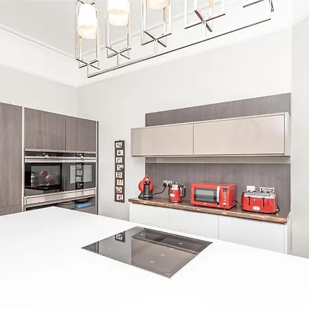 Apartment Spacious 4 Bedroom Flat In *