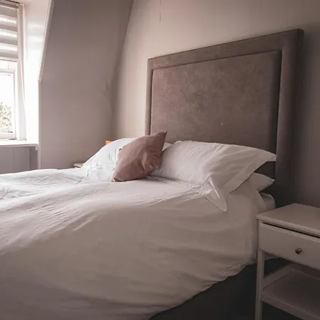 Spacious 4 Bedroom Flat In *