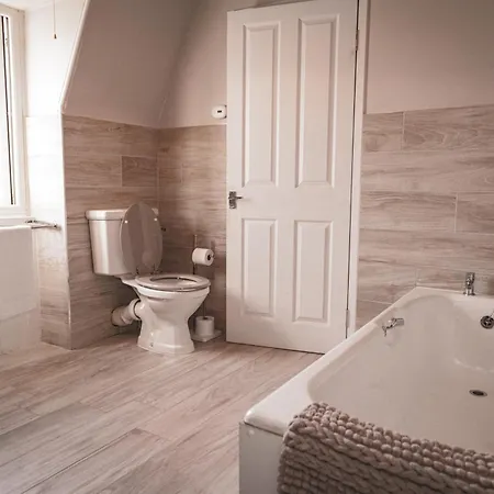 Spacious 4 Bedroom Flat In *