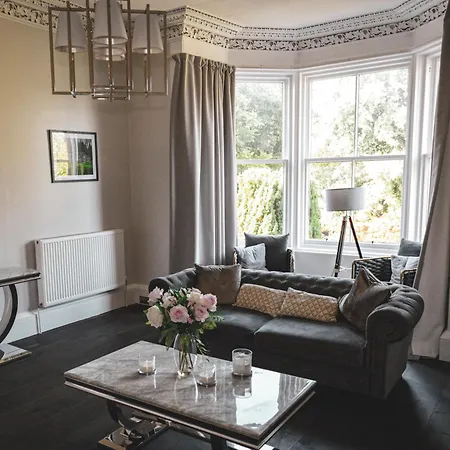 Spacious 4 Bedroom Flat In Apartment