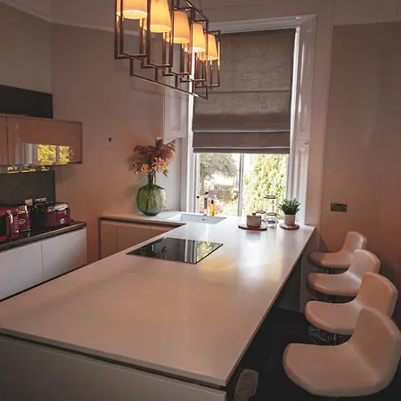 Apartment Spacious 4 Bedroom Flat In *