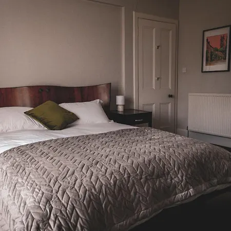Spacious 4 Bedroom Flat In Apartment Stirling