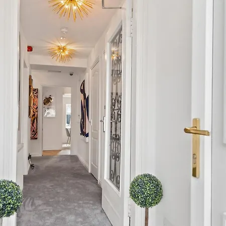 Causeway House 4*